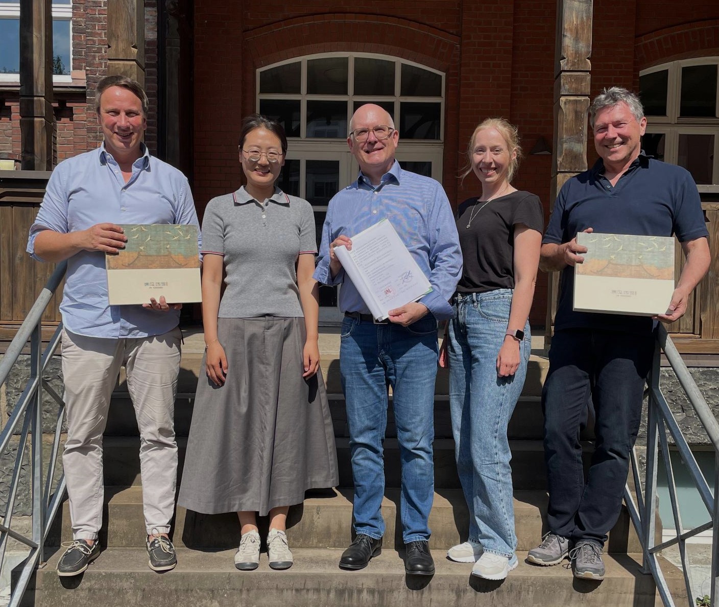 Von links: Stellvertretender Schulleiter Christian Bruelheide, Zhang Li, Schulleiter Christian Rehse, Nadine Schwandt, Michael Steinhauer